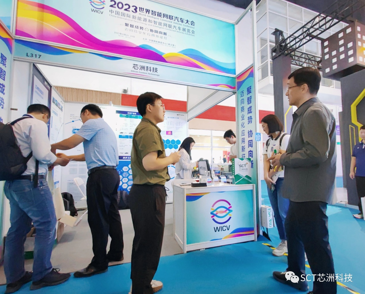 一群人站在台上演讲

中度可信度形貌已自动天生