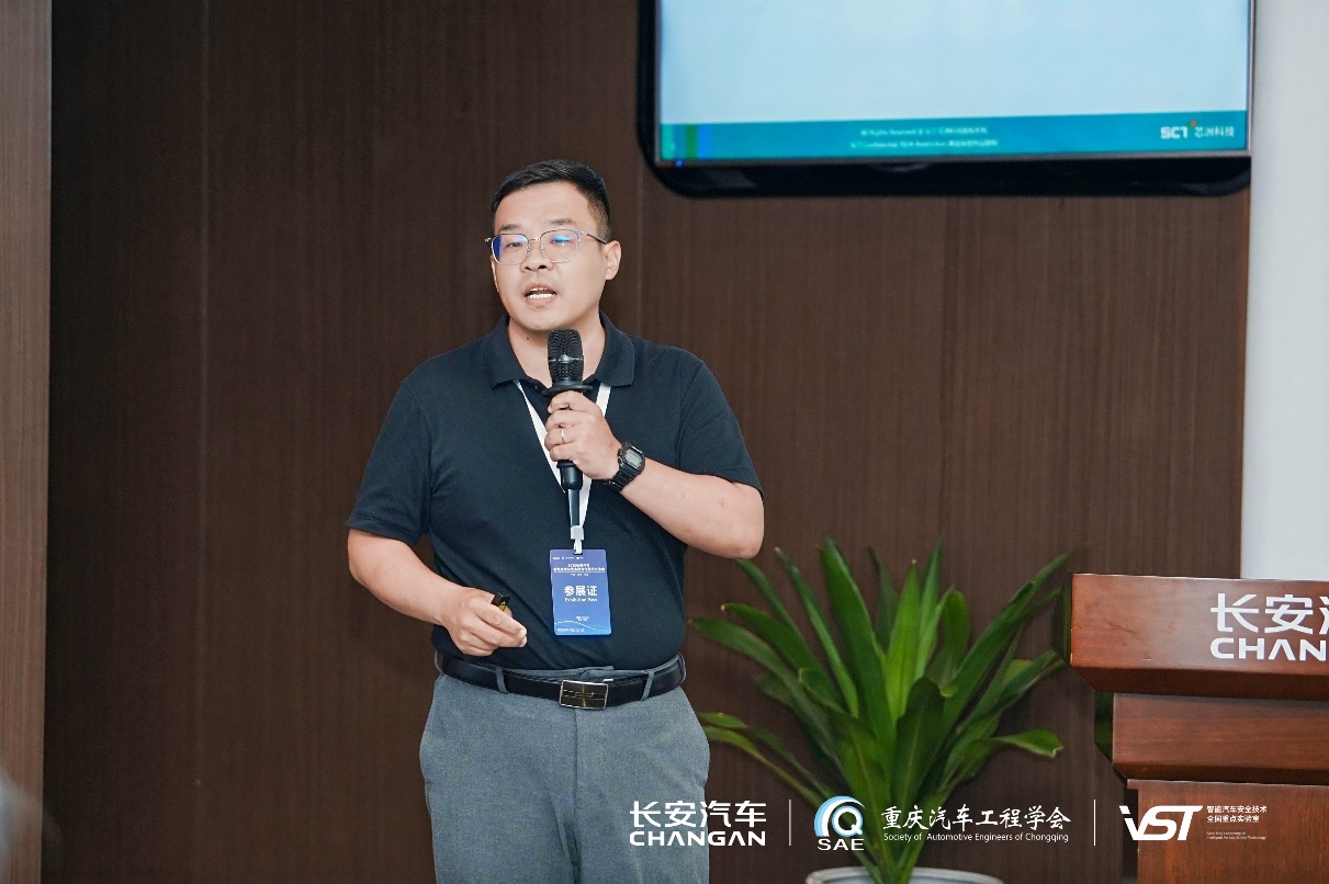 戴帽子的人在电视前AI 天生的内容可能不准确。。。。。。。