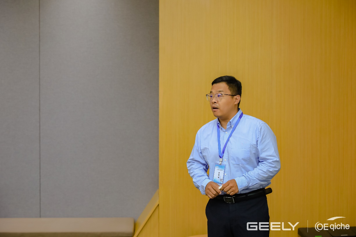 男子站在房间里AI 天生的内容可能不准确。。。。。。。